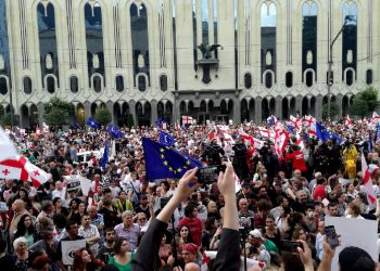 🎥 რა ხდება ამ წუთებში პარლამენტთან, სადაც აქციის მონაწილეებმა ღამე გაათენეს? – კადრები ადგილიდან