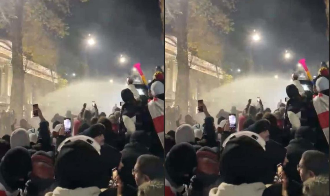 აქციაზე წყლის ჭავლის გამოყენება დაიწყეს – ადგილზე ვითარება დაძაბულია