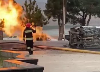 🎥 “გაზის მილს შეეჯახა და ამობრუნდა, გაჩნდა ხანძარი…” – საშინელი ავარია თბილისში