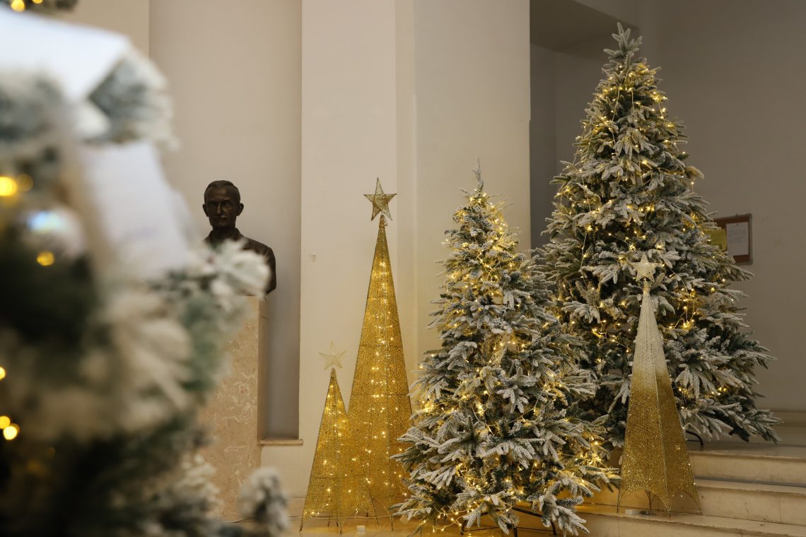 რა ფერებით მოვრთოთ სახლი საახალწლოდ? – 2025 წლის ძირითადი ტენდენციები