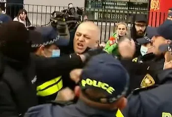 “მთავარი არხის” ოპერატორ სერგი ბარამიძეს, რომელიც პოლიციამ 19 ნოემბერს აქციის გაშუქებისას  დააკავა, ნეკნის მოტეხილობა დაუდგინდა