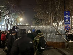 🎥 მომიტინგეებმა ბარიკადები აღმართეს - კადრები ადგილიდან