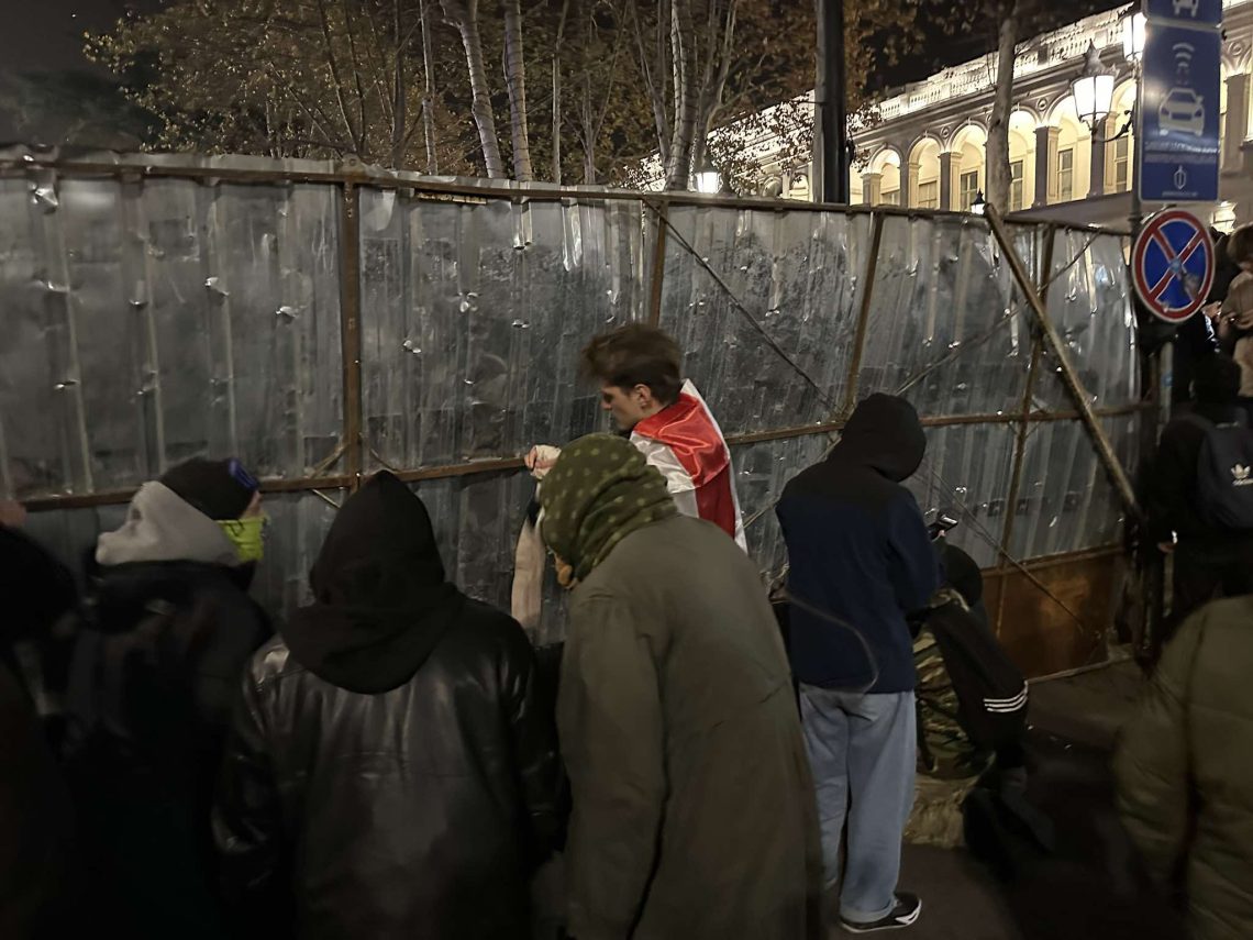 🎥 მომიტინგეებმა ბარიკადები  აღმართეს – კადრები ადგილიდან