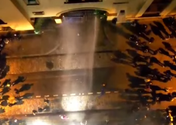 🎥პარლამენტის გვერდითა შესასვლელიდან წყლის ჭავლს უშვებენ