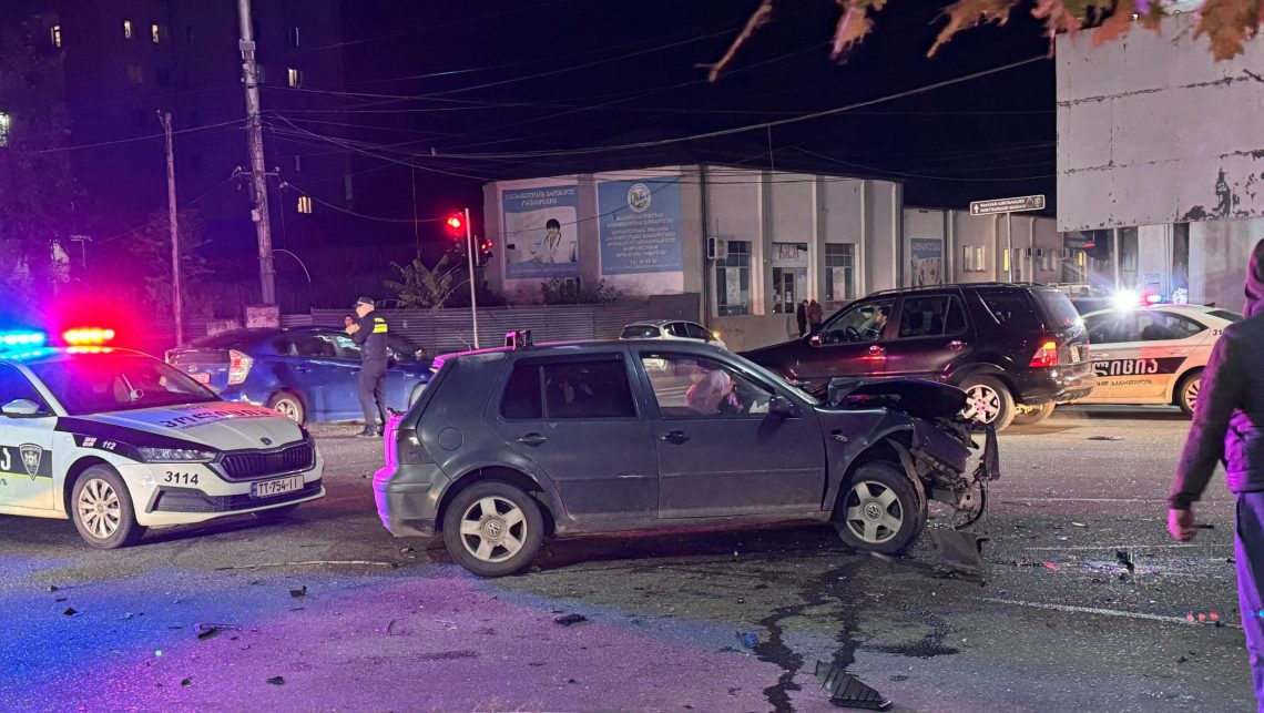 ავარია ქუთაისში – ერთმანეთს სამი ავტომობილი შეეჯახა