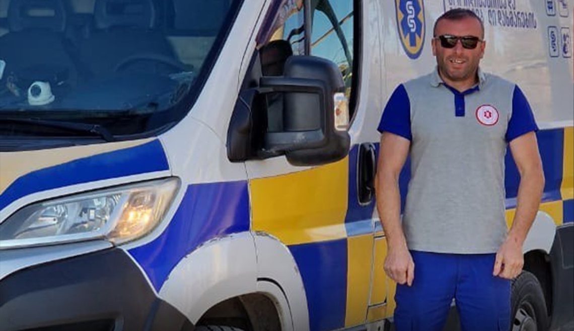 სასწრაფო სამედიცინო დახმარების მძღოლმა ცეცხლმოდებული შენობიდან 2 ხანდაზმული მამაკაცი გამოიყვანა – რა ვითარებაა შემთხვევის ადგილზე?