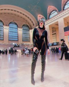 „ქალი კატა“ – როგორ გამოიყურებოდა ნუკი კოშკელიშვილი ამერიკაში Halloween-ზე