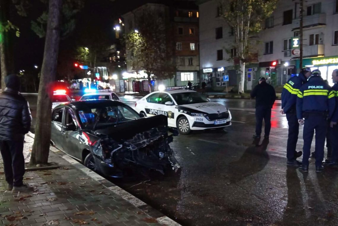 ქუთაისში მსუბუქი ავტომობილი ევაკუატორს დაეჯახა- რა ინფორმაცია ვრცელდება ადგილიდან?