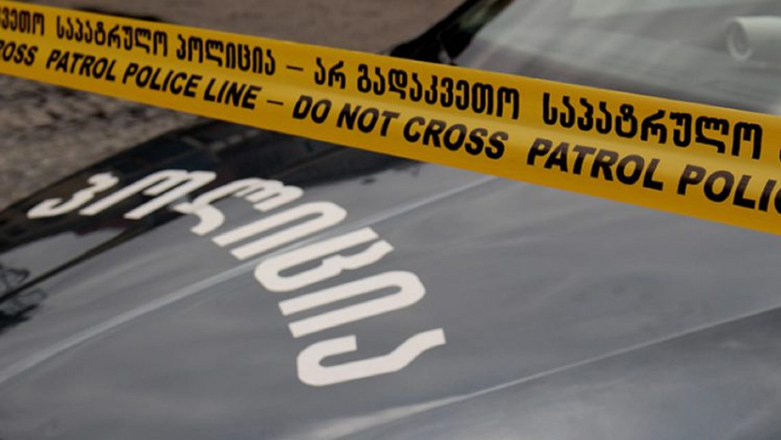 პოლიციის თანამშრომელს საკუთარ სახლთან ესროლეს -რას აცხადებენ შსს-ში?