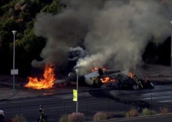 თვითმფრინავი ჩამოვარდა და მანქანას დაეცა – არის მსხვერპლი – ტრაგედია აშშ–ში
