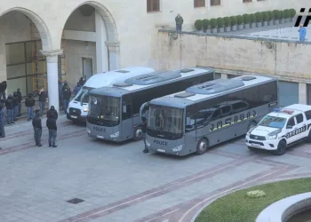 პარლამენტის სასახლის ეზოში სამართალდამცავები შეიყვანეს – რა ხდება ამ წუთებში რუსთაველის გამზირზე?