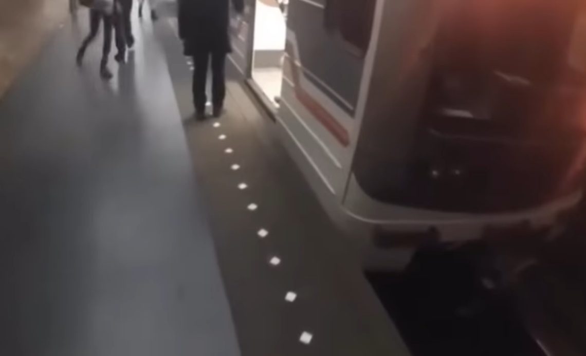 “ერთი ადამიანი უკან ეკიდება მეორე მძღოლის კაბინაში შედის, სისტემა მოშლილია” – საგანგაშო კადრები თბილისის მეტროდან