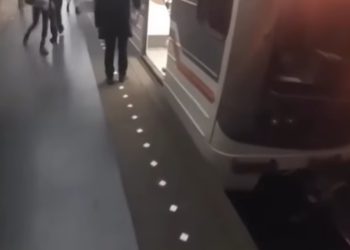 “ერთი ადამიანი უკან ეკიდება მეორე მძღოლის კაბინაში შედის, სისტემა მოშლილია” – საგანგაშო კადრები თბილისის მეტროდან