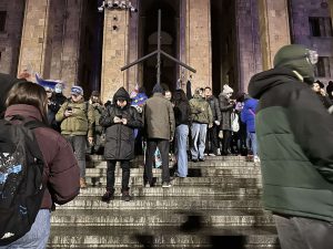 რა ვითარებაა პარლამენტთან მიმდინარე აქციაზე - “მეტრონომის” ფოტოკოლაჟი