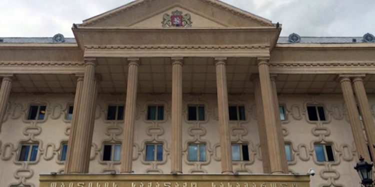 4 ოქტომბრის საქმეზე ბრალდებულმა ალექსანდრე გოგოლაძემ პროკურორ თამარ ბეჟუაშვილის აცილება მოითხოვა და მიზეზად მისი სქესი დაასახელა