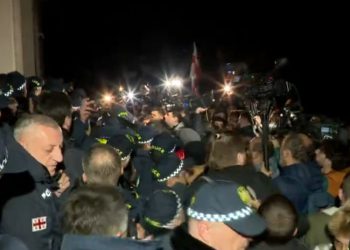 🎥 ხმაური და დაპირისპირება სტუდენტებსა და ძალოვანებს შორის – რა კადრები ვრცელდება ამ წუთებში თსუდან?