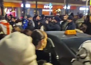 აჭარის მთავრობის სახლთან სამართალდამცავებსა და აქციის მონაწილეებს შორის ფიზიკური დაპირისპირებაა