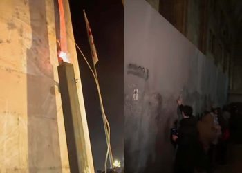 სავარაუდოდ, ცეცხლი უკიდია პარლამენტის წინა ფასადზე დამონტაჟებული კამერების გაყვანილობას