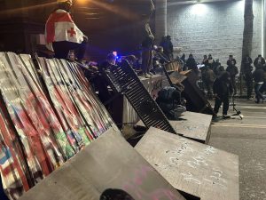 რუსთაველის გამზირზე წყლის ჭავლი გამოიყენეს - რა ხდება ადგილზე?