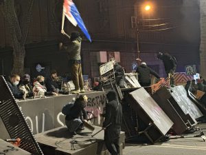 რუსთაველის გამზირზე წყლის ჭავლი გამოიყენეს - რა ხდება ადგილზე?