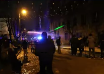 ჭიჭინაძის ქუჩაზე სიტუაცია უკიდურესად დაძაბულია – სპეცრაზმელები ფანჯრიდან წყალს უშვებენ