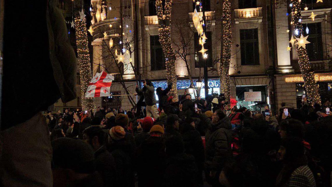 ფი­ლარ­მო­ნი­ას­თან შეკ­რე­ბი­ლი მო­ცეკ­ვა­ვე­ე­ბი ხო­რუ­მის მწკრი­ვით ოპე­რას­თან მი­ვიდ­ნენ – კადრები მსვლელობიდან