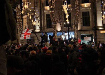 ფი­ლარ­მო­ნი­ას­თან შეკ­რე­ბი­ლი მო­ცეკ­ვა­ვე­ე­ბი ხო­რუ­მის მწკრი­ვით ოპე­რას­თან მი­ვიდ­ნენ – კადრები მსვლელობიდან