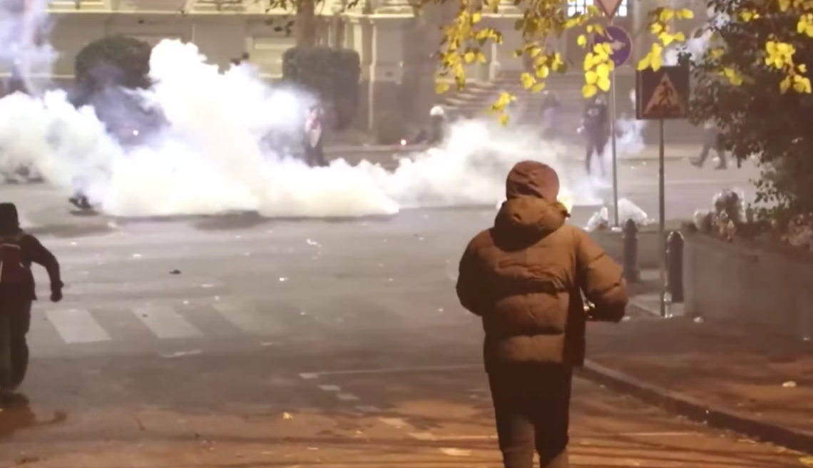 რუსთაველის გამზირზე ცრემლსადენი გაზი გაუშვეს