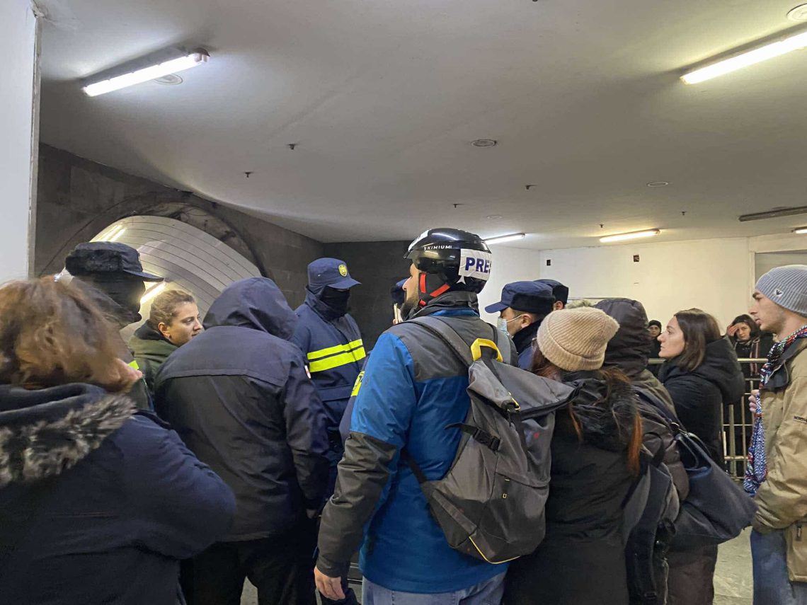 🎥პოლიცია მოქალაქეებს მო­ქა­ლა­ქე­ებს დღესაც ჩხრეკს – რა ხდება ამ წუთებში ადგილზე?