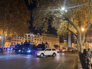 თავისუფლების მოედანზე წყლის ჭავლის მანქანები გამოჩნდა - რა ხდება ამ წუთებში ადგილზე?