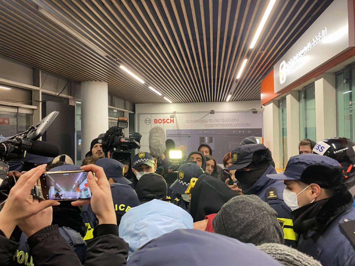 🎥მას შემდეგ, რაც ხალხმა სამართალდამცავებს მეტრო დაატოვებინა, მათ მოქალაქეების ჩხრეკა მეტროს გასასვლელთან განაგრძეს