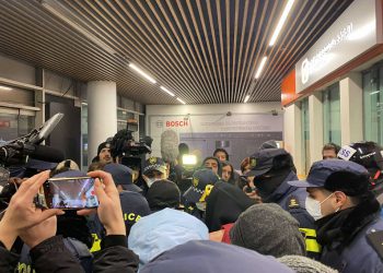 🎥მას შემდეგ, რაც ხალხმა სამართალდამცავებს მეტრო დაატოვებინა, მათ მოქალაქეების ჩხრეკა მეტროს გასასვლელთან განაგრძეს