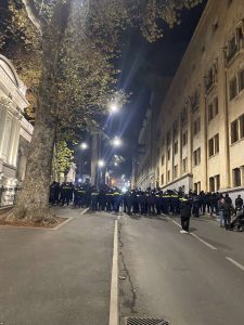 რა ვითარებაა ამ წუთებში პარლამენტთან - იხილეთ კადრები ადგილიდან