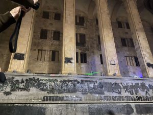 🎥 რა ვითარებაა პარლამენტთან მიმდინარე აქციაზე? – “მეტრონომის” ფოტოკოლაჟი