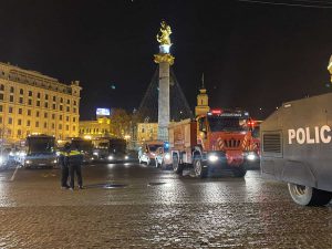 თავისუფლების მოედანზე წყლის ჭავლის მანქანები გამოჩნდა - რა ხდება ამ წუთებში ადგილზე?