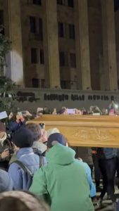 მომიტინგეებმა აქციაზე ივანიშვილის "კუბო" მოიტანეს და მისი ფიტული დაწვეს