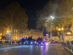 თავისუფლების მოედანზე წყლის ჭავლის მანქანები გამოჩნდა - რა ხდება ამ წუთებში ადგილზე?