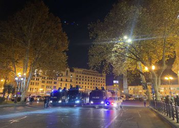 თავისუფლების მოედანზე წყლის ჭავლის მანქანები გამოჩნდა – რა ხდება ამ წუთებში ადგილზე?