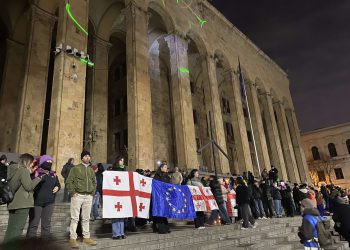 რა ვითარებაა ამ წუთებში პარლამენტთან – იხილეთ კადრები ადგილიდან