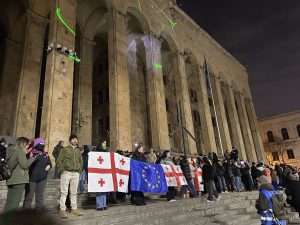 რა ვითარებაა ამ წუთებში პარლამენტთან - იხილეთ კადრები ადგილიდან