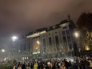 🎥 რა ვითარებაა პარლამენტთან მიმდინარე აქციაზე? – “მეტრონომის” ფოტოკოლაჟი