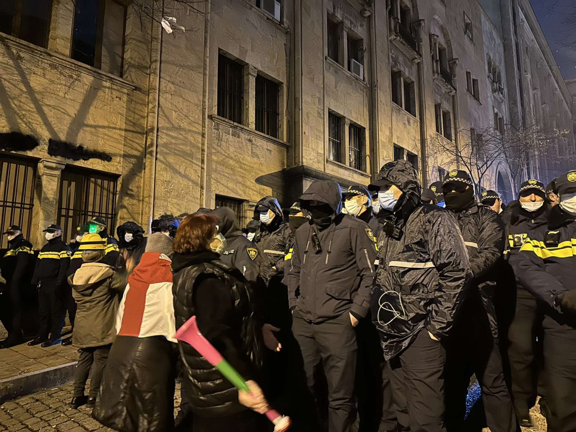 რა ხდება ამ წუთებში რუსთაველის გამზირზე – “მეტრონომის” ფოტოკოლაჟი