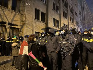 რა ხდება ამ წუთებში რუსთაველის გამზირზე - "მეტრონომის" ფოტოკოლაჟი