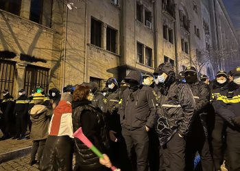 რა ხდება ამ წუთებში რუსთაველის გამზირზე – “მეტრონომის” ფოტოკოლაჟი