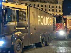 თავისუფლების მოედანზე წყლის ჭავლის მანქანები განათავსეს - კადრები ადგილიდან