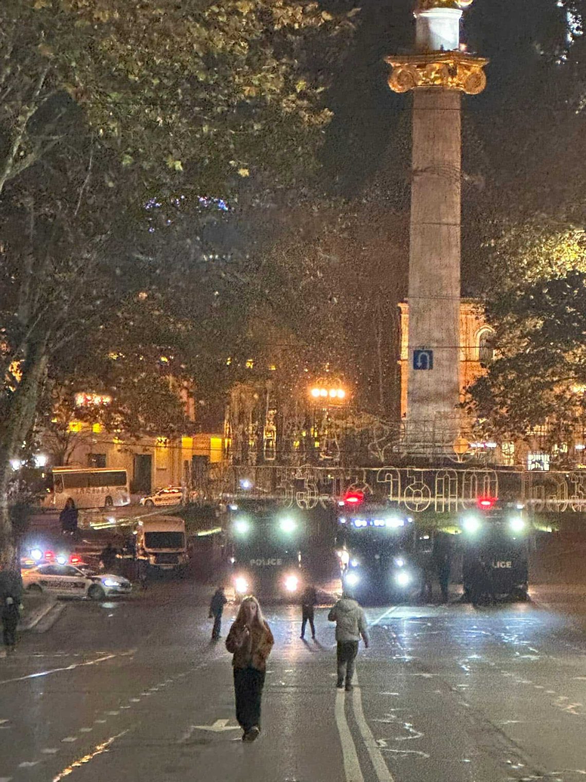 თავისუფლების მოედანზე წყლის ჭავლის მანქანები  გამოჩნდა