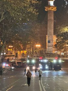 თავისუფლების მოედანზე წყლის ჭავლის მანქანები გამოჩნდა