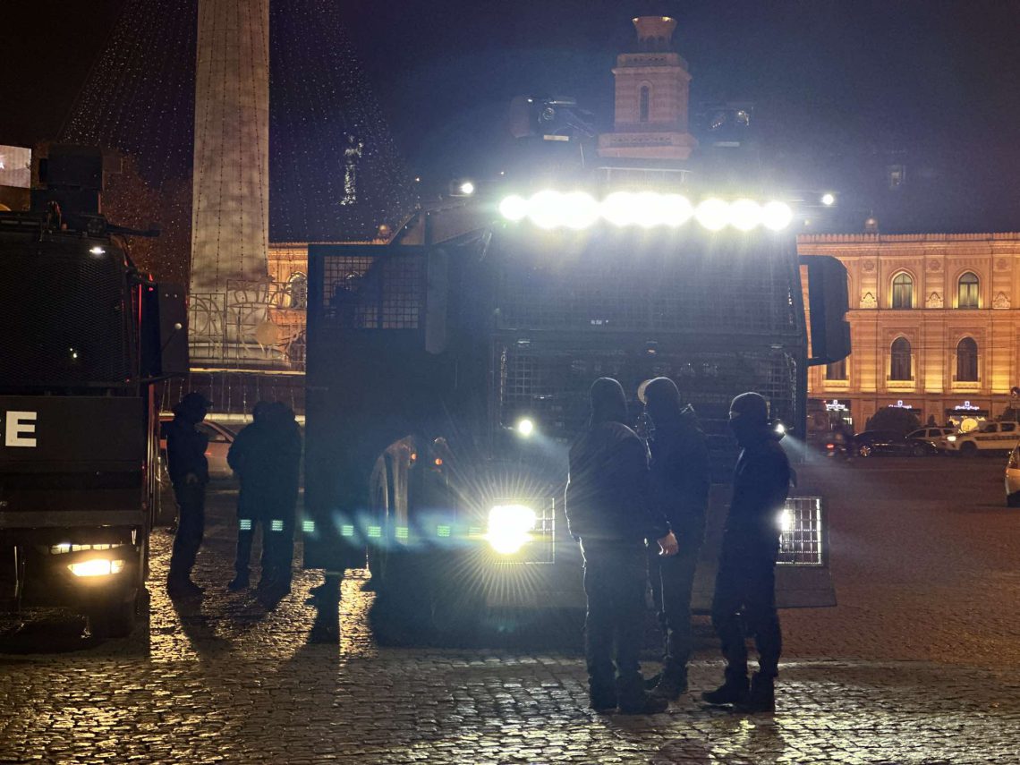 თავისუფლების მოედანზე სპეცრაზმის მობილიზებაა – ადგილზე განლაგებულია წყლის ჭავლის მანქანებიც – იხილეთ კადრები