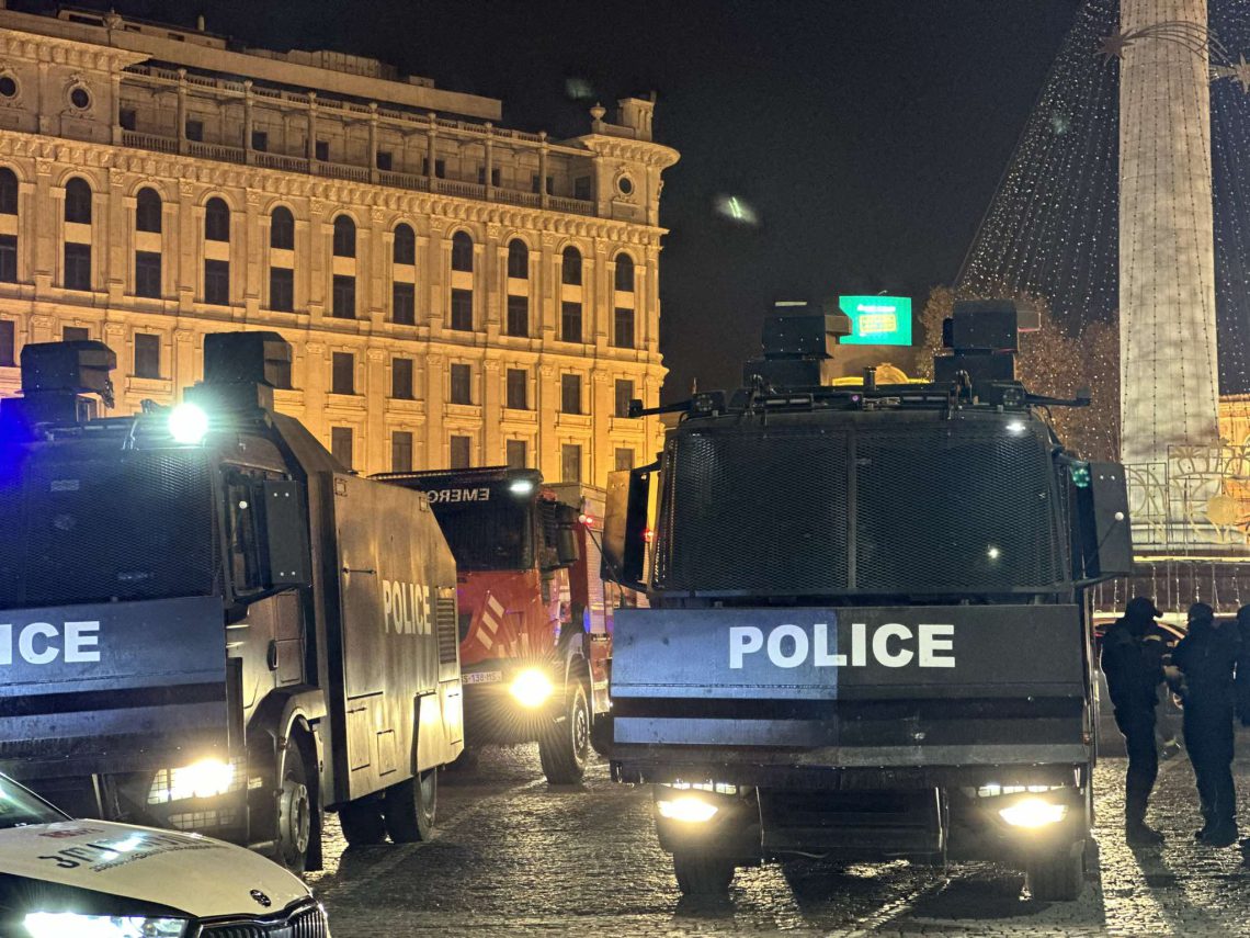 თავისუფლების მოედანზე სპეცრაზმის მობილიზებაა – ადგილზე განლაგებულია წყლის ჭავლის მანქანებიც – იხილეთ კადრები