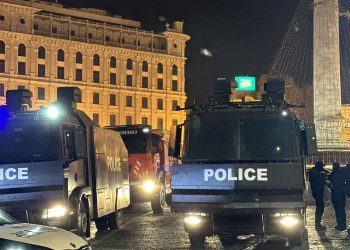 თავისუფლების მოედანზე სპეცრაზმის მობილიზებაა – ადგილზე განლაგებულია წყლის ჭავლის მანქანებიც – იხილეთ კადრები